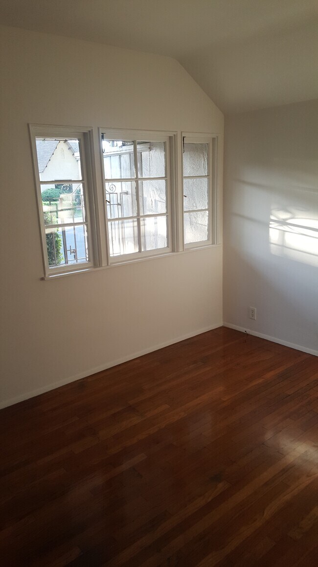 Building Photo - 8533 Rosewood Ave