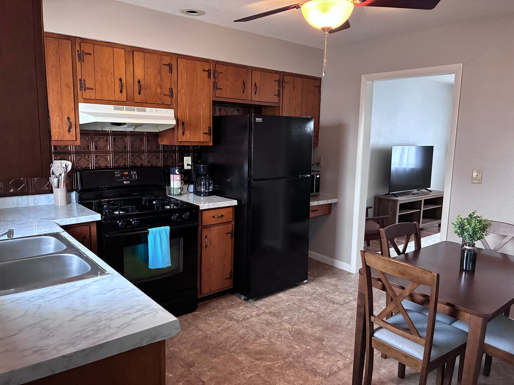 Fully stocked kitchen - 1026 N Jefferson St