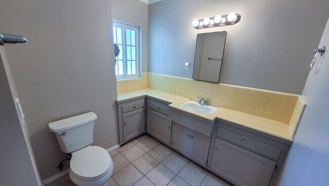 Building Photo - 4 Bed 2 Bath House in East Whittier Availa...