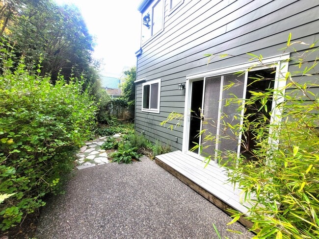 Building Photo - Beautiful South Hill Home with Bay Views 3...