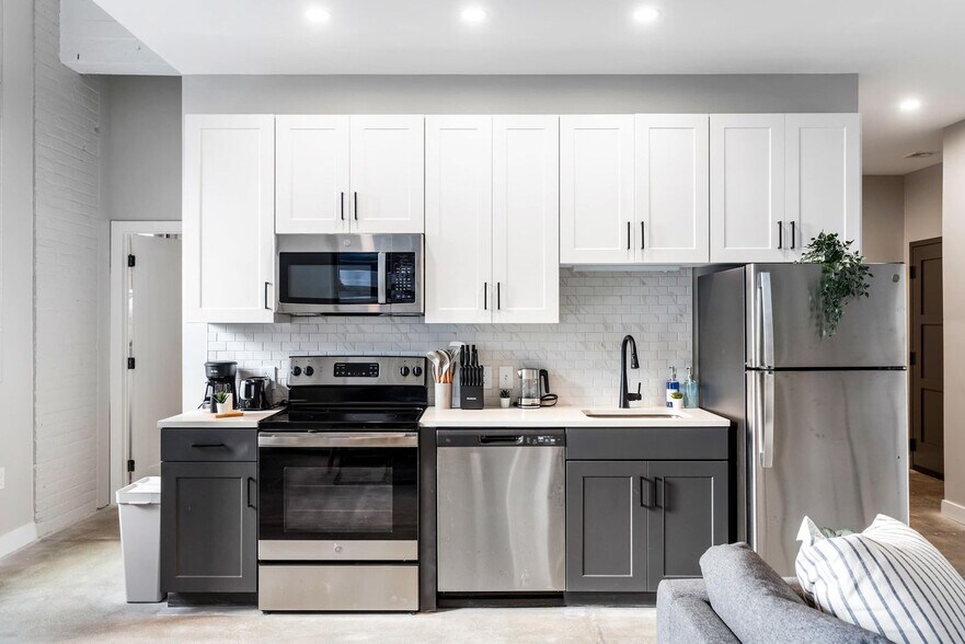 Building Photo - 205 W 4th St