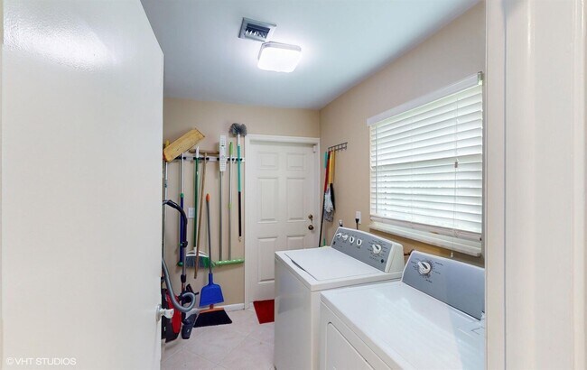 Building Photo - 488 Forestview Dr