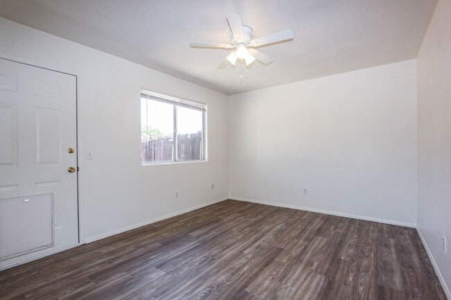 Building Photo - 2 Bedroom Duplex with Fenced Yard