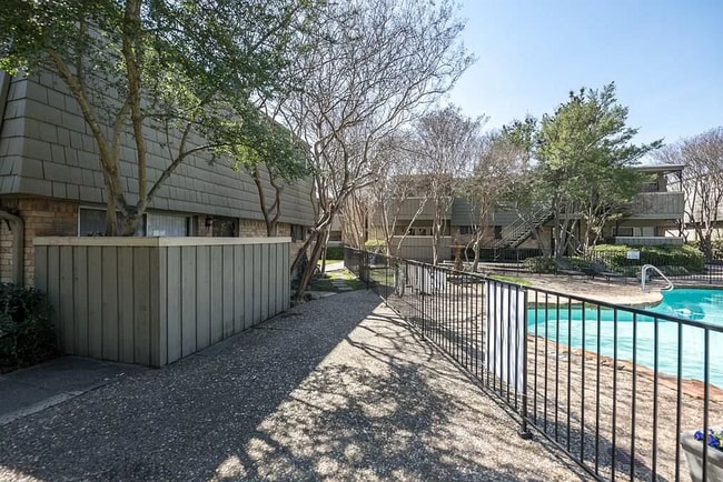 Building Photo - Conveniently located condo in Dallas