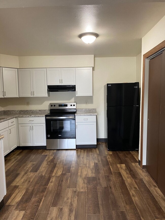 Building Photo - Immaculate Updated 2 Bedroom with 1 Bath