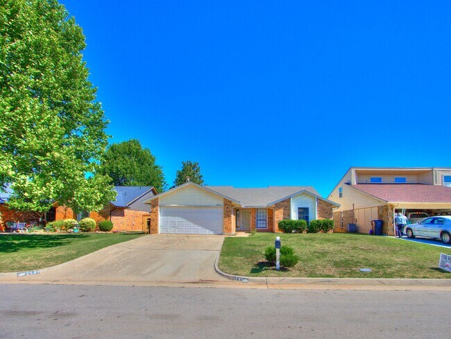 Building Photo - 3 Bed 2 bath!