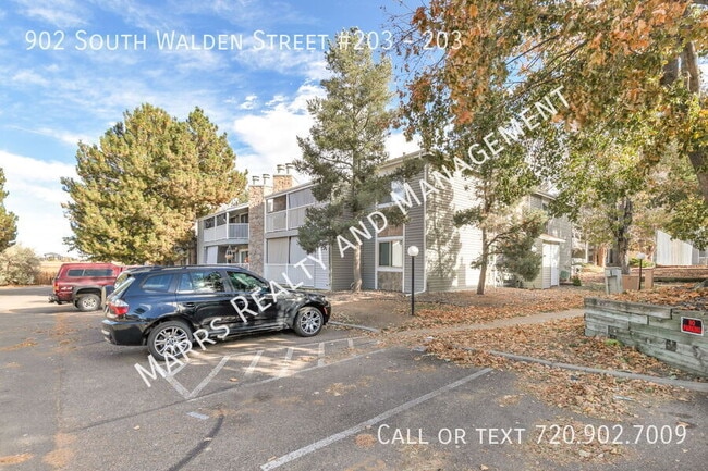 Building Photo - 902 S Walden St