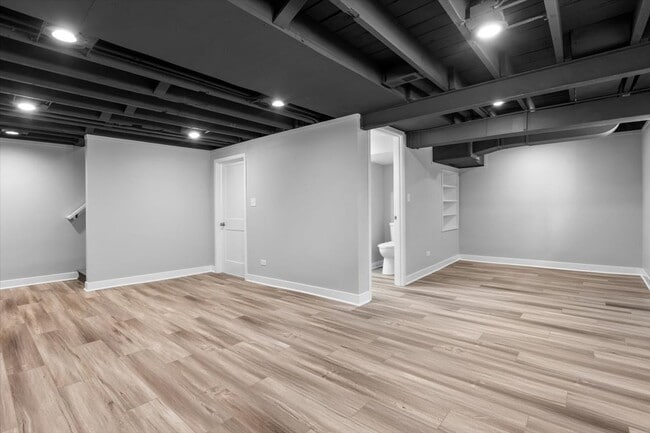 Building Photo - 9108 S Utica Ave