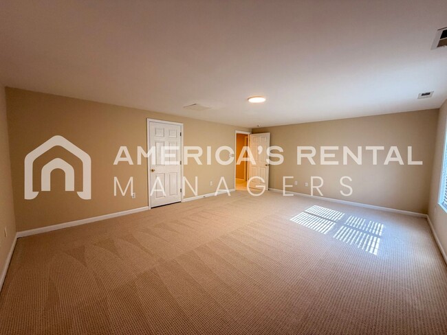 Building Photo - Spacious Five Bedroom Residence in Meadowbrook!