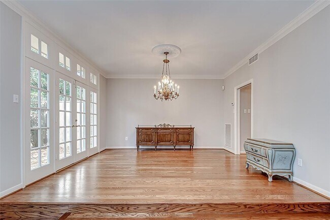 Building Photo - 201 Vanderpool Ln