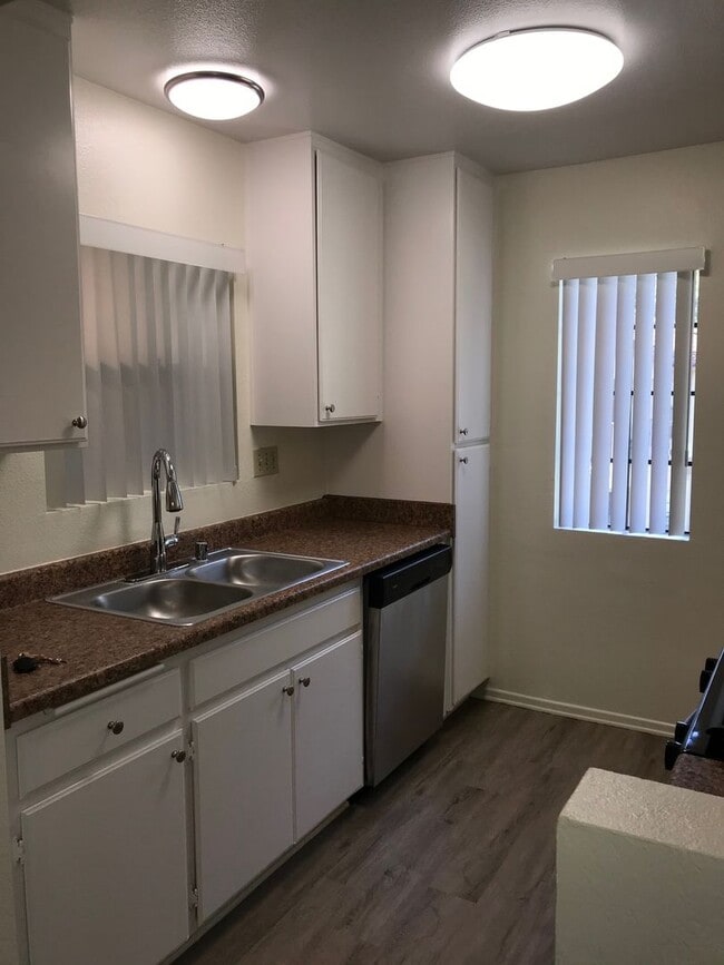 Building Photo - Cute and Cozy 2Br/2Ba Dual Master Condo in Terra Vista II