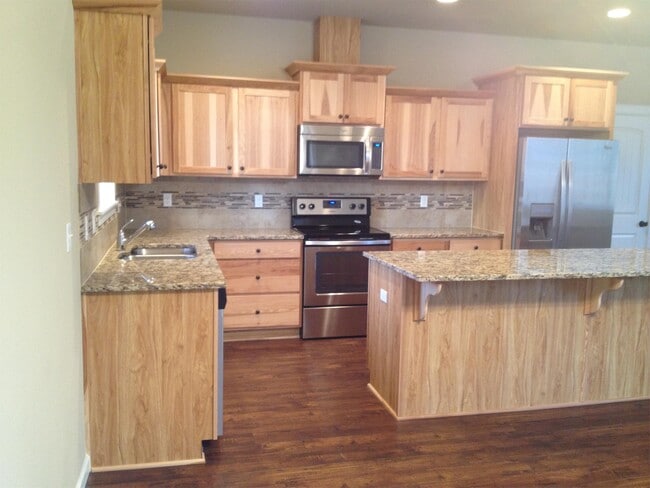 Building Photo - 425 N Vernonia Rd