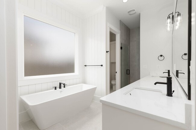 Building Photo - Stunning  4 bed | 3 bath | 3 car garage cu...