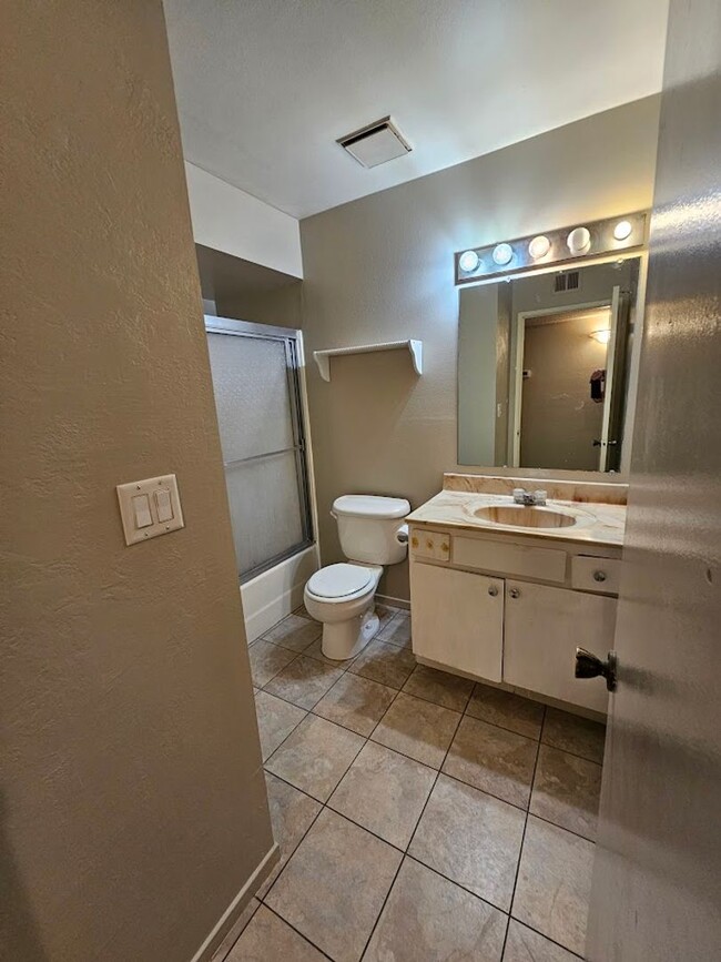 Building Photo - 3 Bd 2 Ba Home in South Bakersfield