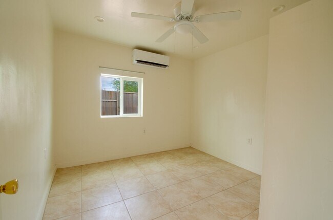 Building Photo - 2 Bed 1 Bath Home with Private Fenced Backyard!