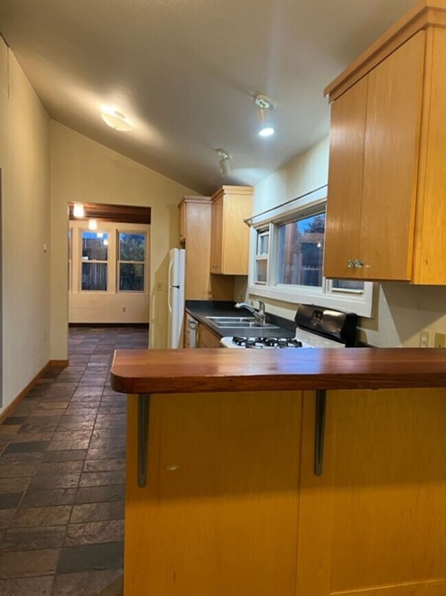 Building Photo - 3030 Park St