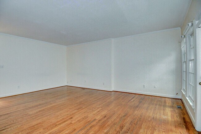 Building Photo - DOWNTOWN NORFOLK TOWNHOUSE