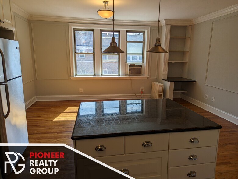 Building Photo - 546 W Surf St