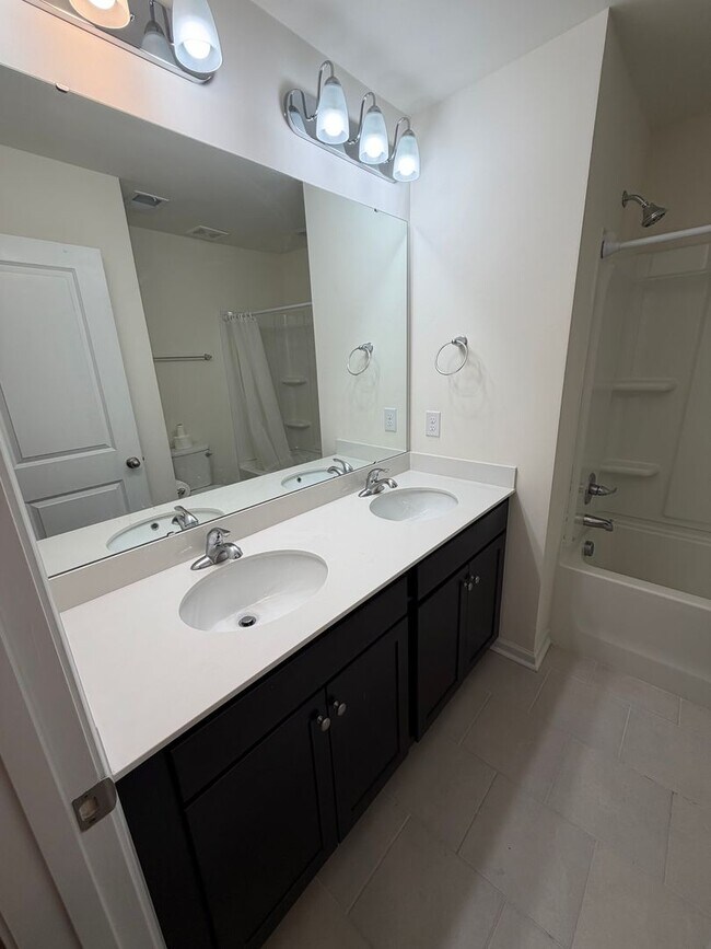 Building Photo - Beautiful 3 Bed / 2.5 Bath Townhome in Foxbank Plantation