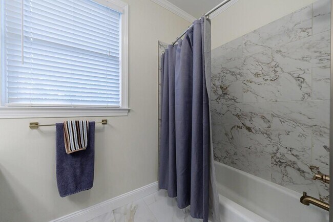 Building Photo - 390 Alpine Dr