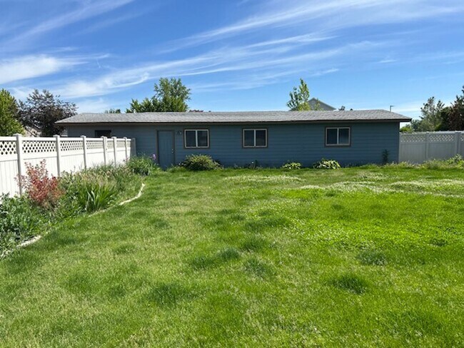 Building Photo - Country charm!