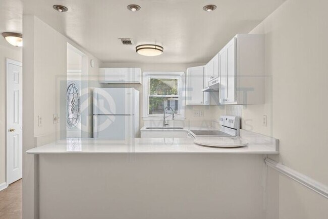 Building Photo - Beautiful Condo Available