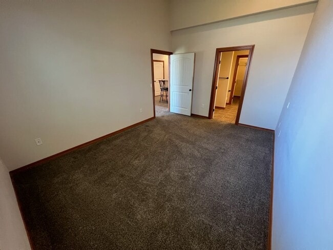 Building Photo - 3 bed/2.5 bath townhome! Double garage, a/...