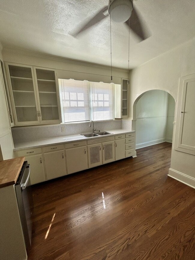 Building Photo - 2 Blocks from Grandin Village - Immaculate...