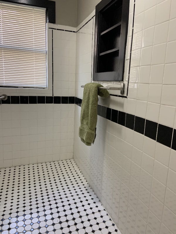 Building Photo - 209 E Rosewood Ave