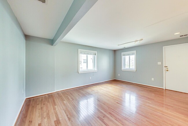 Building Photo - Boutique Condo in Bethesda 1+1 Updated Con...