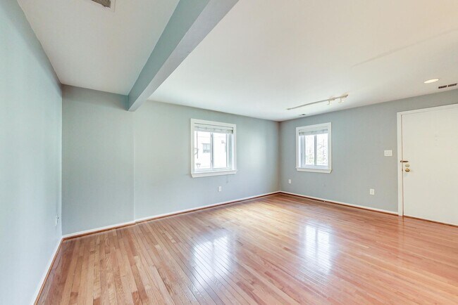 Building Photo - Boutique Condo in Bethesda 1+1 Updated Condo & Reserved Parking space