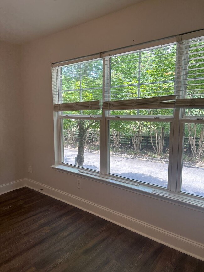 Building Photo - Three Bedroom Townhouse Available!