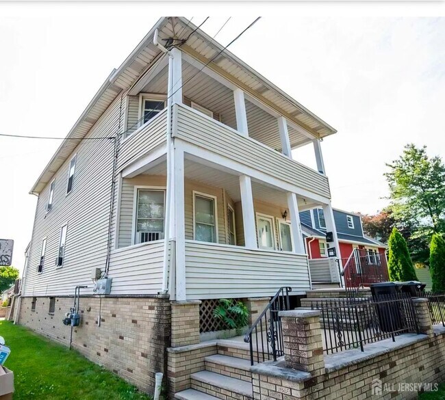 Building Photo - 421 River Dr