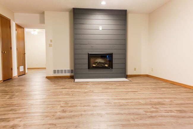 Building Photo - 3 bedroom, 2.5 bath townhouse in NW Lincoln