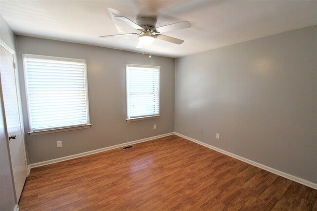 Building Photo - (MOVE-IN SPECIAL!) Renovated 2 Bedroom Tow...