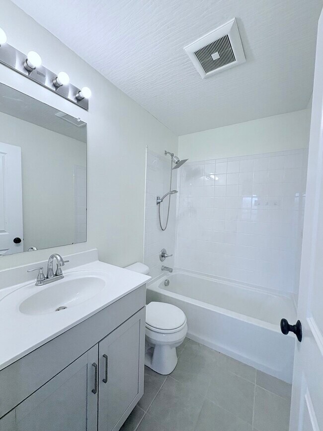 Building Photo - Charming 3 Bed, 2.5 bath in Blacklick!