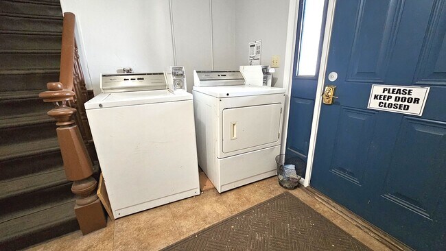 Building Photo - 158 Main St