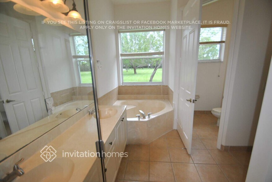 Building Photo - 9646 Savannah Estates Dr