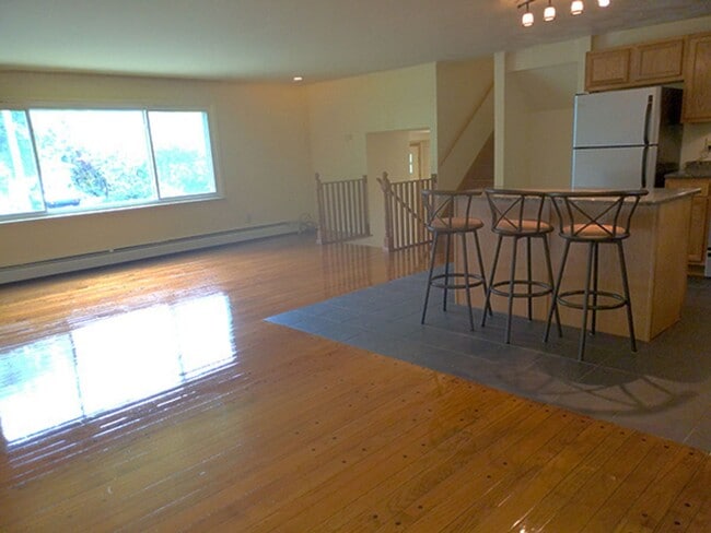 Building Photo - AVAILABLE 7/1/26 - Beautiful 5 Bedroom Sin...