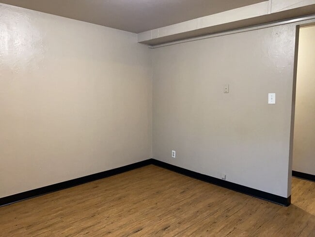 Building Photo - STUDENTS WELCOME! 5 Bed 2 Bath Ranch House w/ Basement