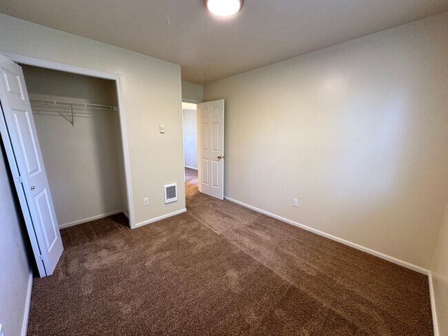 Building Photo - 2607 S Cloverleaf Loop