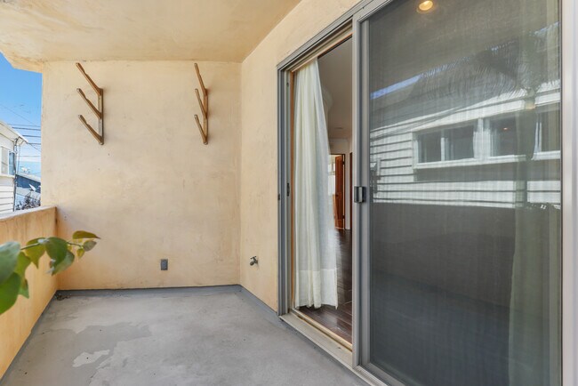 Building Photo - 209 Crest Dr