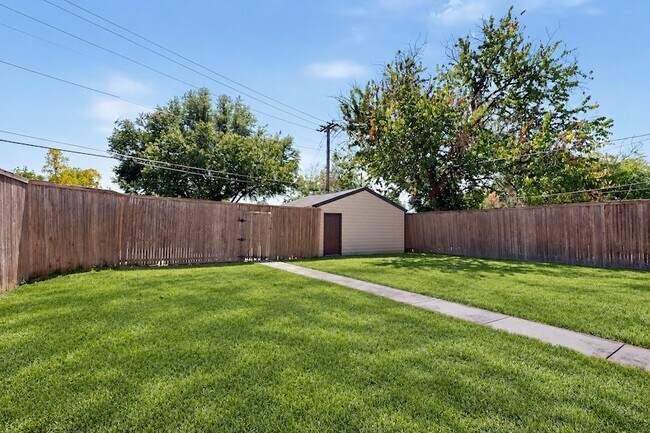 Building Photo - 4812 Wateka Dr