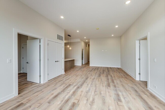 Building Photo - 2827 N Clybourn Ave