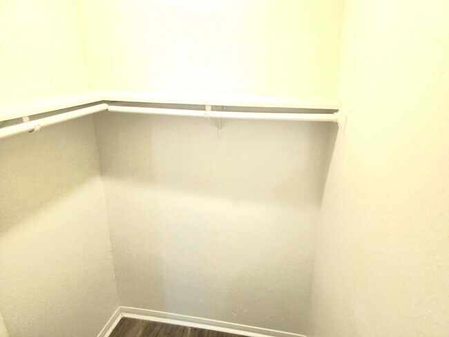Building Photo - Move In Special $500.00 Security Deposit