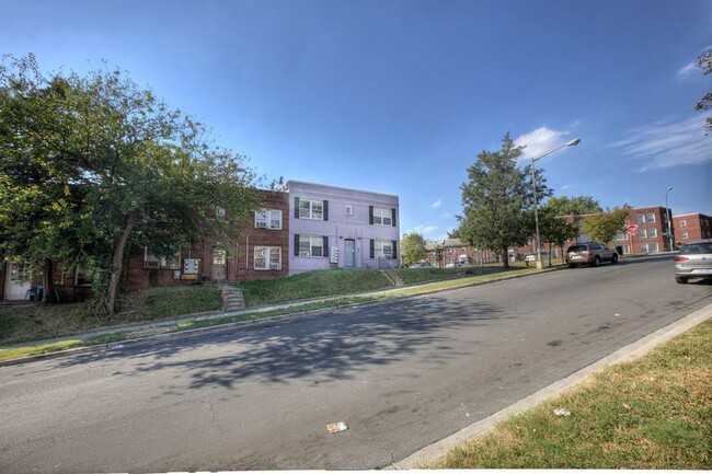 Building Photo - 928 19th St NE