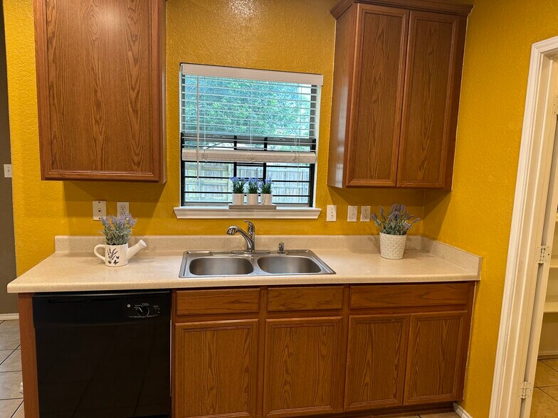 Kitchen - 8259 Elm Glade