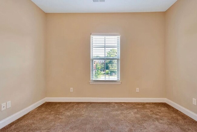 Building Photo - Three Master Suites - Super Location- Bellevue Area