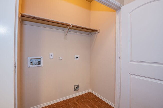 Building Photo - Beautiful 3 Bedroom, 2.5 Bath duplex located in Woodland Estates!