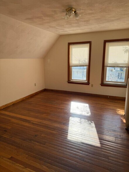 Building Photo - 173 Bay St